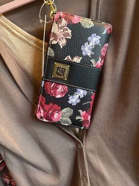 Stone Mountain Rose Bloom Black Floral Pebbled Leather Wallet Wristlet